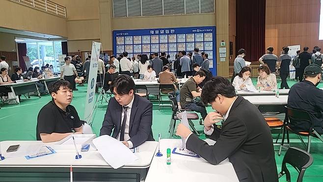 대구 달성1차산업단지관리공단이 주관하고 달성군이 주최하는 '2025 달성군 참좋은 일자리 만남의 날' 취업박람회가 12일 달성군민체육관에서 개최된다. 사진은 지난해 행사 모습. <달성공단 제공>