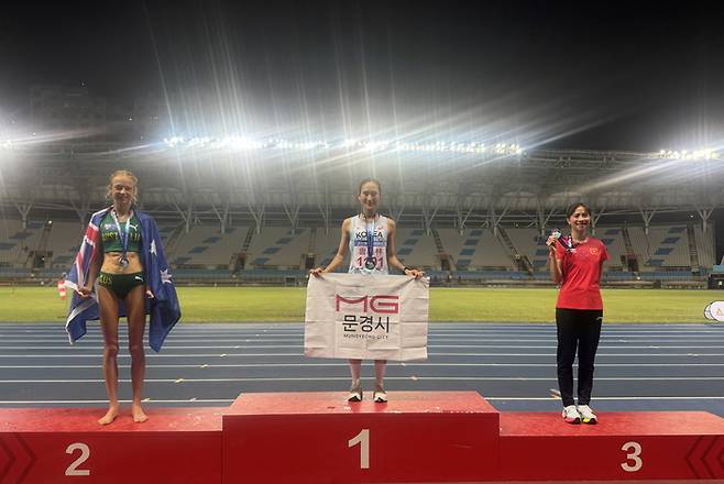 문경시청육상단 소속 조하림 선수가 '2025 대만 국제오픈육상선수권대회'에 3000m 장애물 경기에 출전해 우승을 차지하고 수상대 가장 높은곳에 올랐다. <문경시제공>