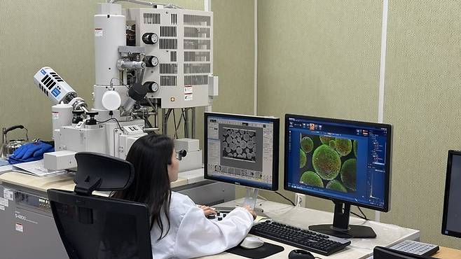나노공정기술센터에서 한 연구원이 나노현미경을 활용해 2차전지 소재 성분을 분석하고 있다.