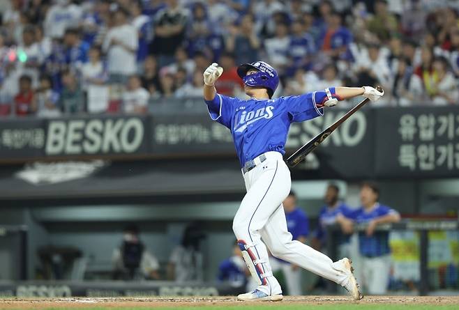 10일 오후 6시30분 광주 기아챔피언스필드에서 열린 '2025 신한 SOL 뱅크 KBO리그' 삼성 라이온즈와 KIA 타이거즈 경기에서 이재현이 만루홈런을 치고 있다. <삼성 라이온즈 제공>