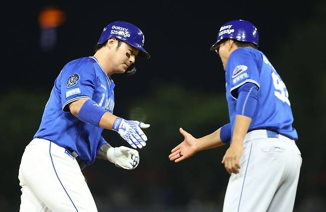 10일 오후 6시30분 광주 기아챔피언스필드에서 열린 '2025 신한 SOL 뱅크 KBO리그' 삼성 라이온즈와 KIA 타이거즈 경기에서 박병호가 홈런 친 후 세레머리를 하고 있다. <삼성 라이온즈 제공>