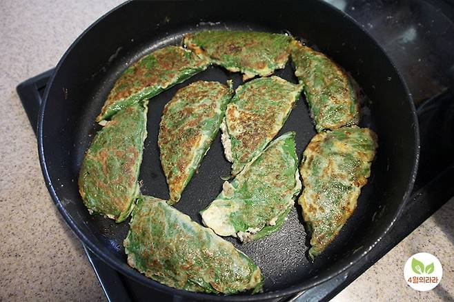 팬에 깻잎전을 부치는 모습