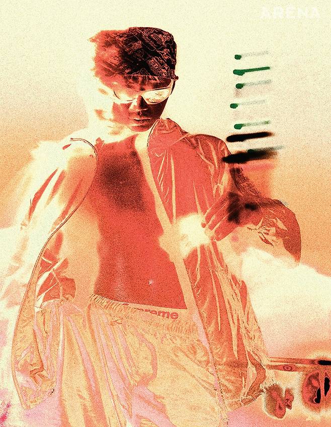 리나일론 후드 재킷·리나일론 쇼츠 모두 가격미정 프라다, 반다나 12만4000원 록키마운틴 페더베드 by 랜덤워크, 오벌 프레임 선글라스 가격미정 디젤 제품.