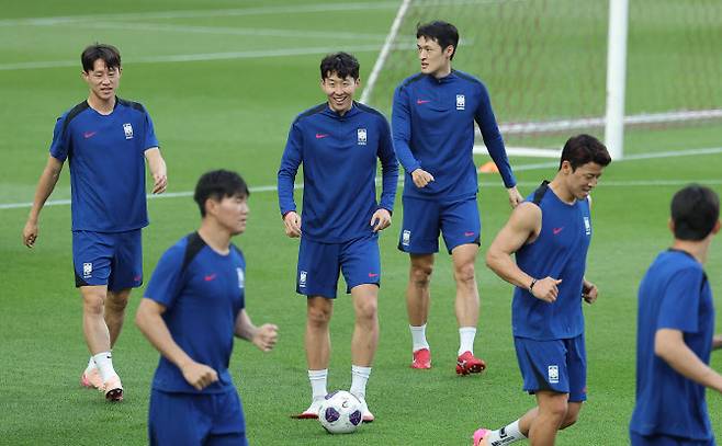 대한민국 축구 국가대표팀 주장 손흥민이 쿠웨이트와의 2026 북중미 월드컵 아시아 3차 예선 최종전을 하루 앞둔 9일 서울월드컵경기장에서 훈련을 하고 있다. 사진=연합뉴스