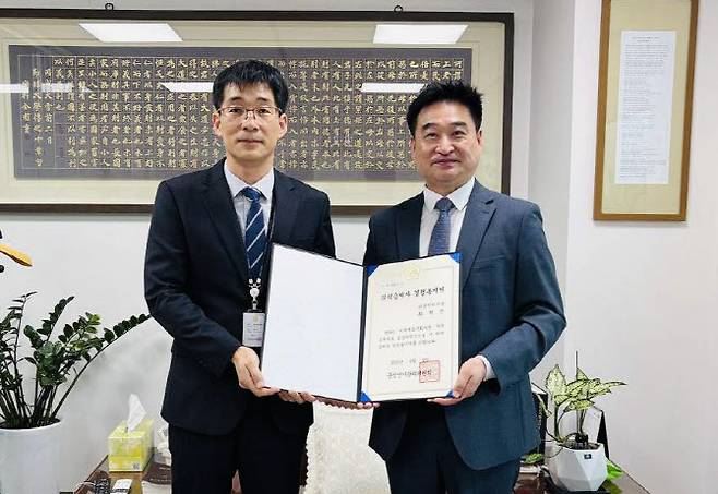 비례대표 의원직을 승계받은 최혁진 더불어민주당 의원이 10일 중앙선거관리위원회 관계자로부터 ‘의석승계자 결정통지서’를 받고 있다. (사진=최혁진 의원 SNS)