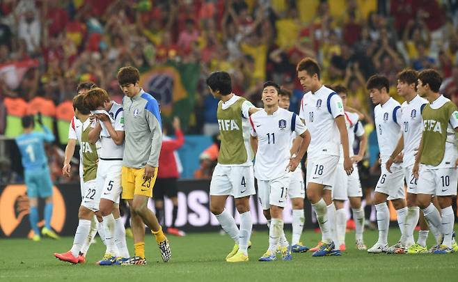 2014 브라질 월드컵에서 1무 2패로 조별리그에서 탈락한 선수들이 허탈해 하고 있다. 사진=AFPBB NEWS