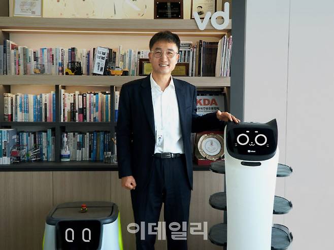 지난달 28일 서울 금천구 가산디지털단지 브이디컴퍼니 본사에서 함판식 대표가 이데일리와 인터뷰를 하며 자사 로봇 서비스에 대해 설명하고 있다.(사진=김범준 기자)