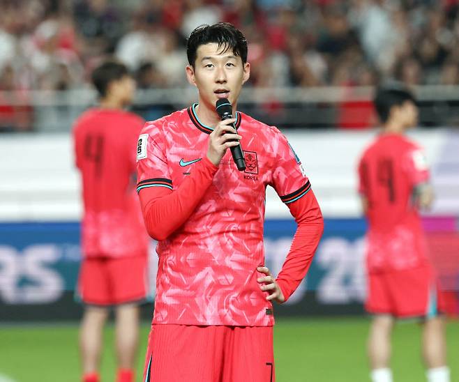 한국 축구 국가대표팀 손흥민이 10일 서울월드컵경기장에서 쿠웨이트와의 2026 북중미 월드컵 아시아 3차 예선 최종전에서 승리한 뒤 열린 11회 연속 월드컵 본석 진출 축하 행사에서 소감을 말하고 있다. 사진=연합뉴스