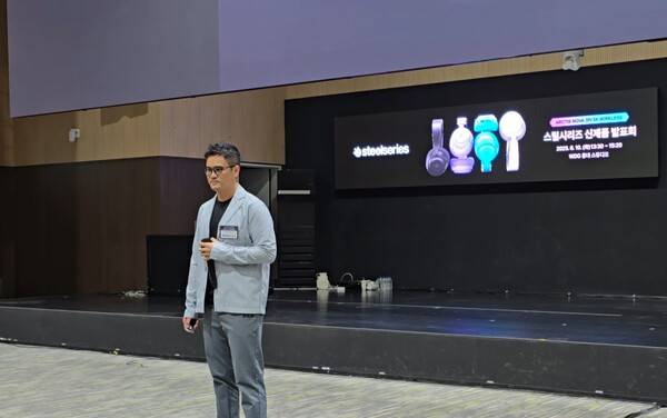 - 신제품 아크티스 노바 3를 소개하는 딕슨 리 APAC 부사장