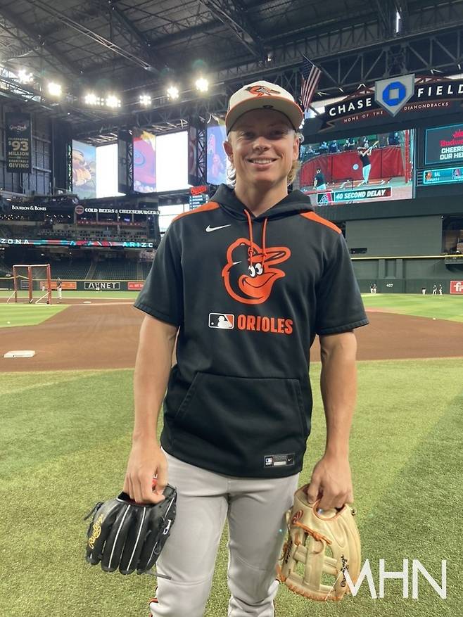 (볼티모어 2루수 잭슨 할러데이가 MHN과 인터뷰 후 사진 촬영을 하고 있다)