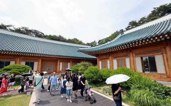 지난 8일 서울 종로구 청와대를 찾은 관람객들이 대통령 관저를 관람하고 있는 모습. 〈사진=연합뉴스〉