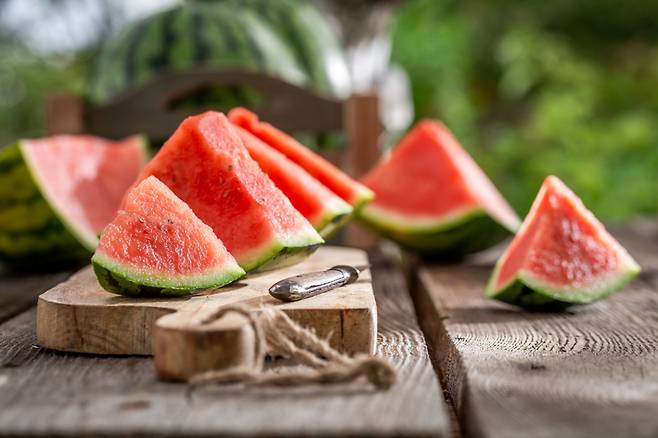 수박의 과즙은 무더위로 지친 몸에 수분과 당분을 보충하고 각종 영양도 풍부하다. 특히 항산화 성분인 라이코펜 외에도 심장 건강에 좋은 시트롤린과 눈에 좋은 비타민A도 풍부하다. [사진=게티이미지뱅크]