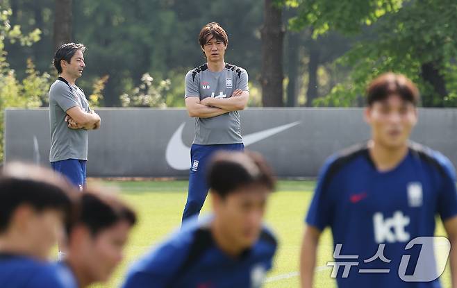 홍명보 대한민국 축구 국가대표팀 감독이 8일 오후 경기도 파주시 축구 국가대표 트레이닝센터(NFC)에서 열린 공개 훈련에서 선수들의 컨디션을 점검하고 있다. 2025.6.8/뉴스1 ⓒ News1 오대일 기자