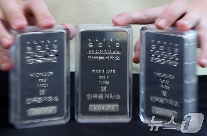 서울 종로구 한국금거래소에서 관계자가 실버바를 선보이고 있다./뉴스1 ⓒ News1 김진환 기자
