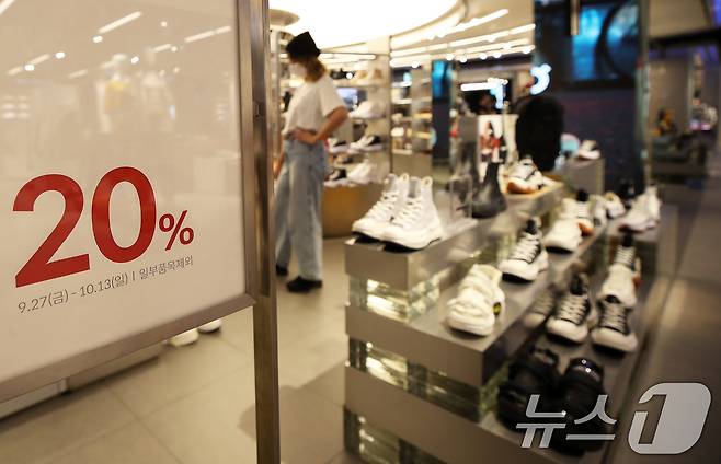 서울 중구 롯데백화점 본점에서 고객들이 매장을 둘러보고 있다.2024.9.27/뉴스1 ⓒ News1 오대일 기자