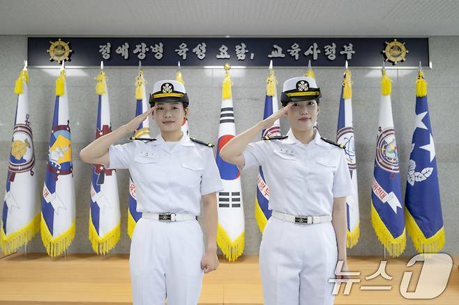 김해나 소위(왼쪽)와 조시은 소위.(해군 제공. 재판매 및 DB 금지) 2025.6.10/ 뉴스1