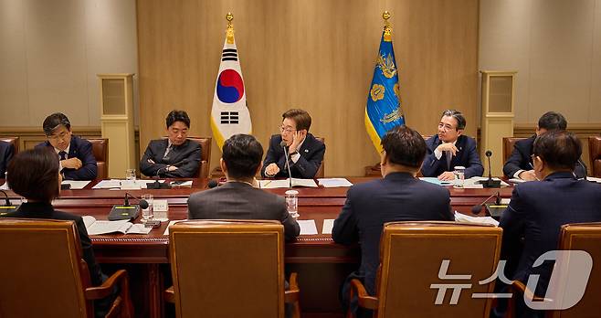 이재명 대통령이 지난 9일 서울 용산구 대통령실 청사에서 열린 비상경제점검 TF 2차 회의를 주재하고 있다. (대통령실 제공. 재판매 및 DB 금지) 2025.6.9/뉴스1 ⓒ News1 박지혜 기자