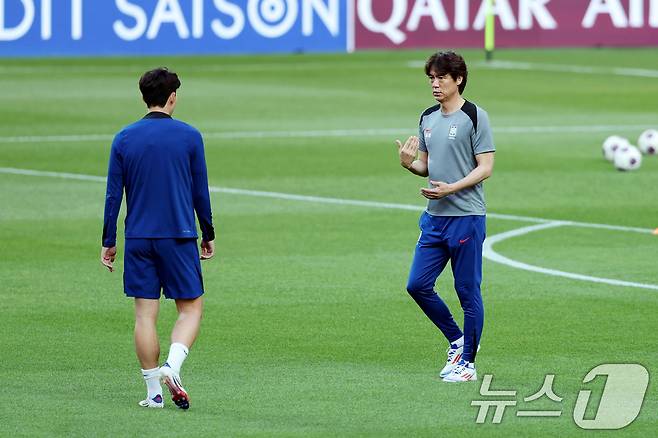 9일 서울 마포구 서울월드컵경기장에서 열린 대한민국 축구 국가대표팀 공개 훈련에서 홍명보 감독과 손흥민이 대화하고 있다. . 2025.6.9/뉴스1 ⓒ News1 이승배 기자