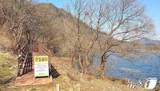 옥천 향수호수길 용댕이 구간 일원에 설치한 진입금지 안내판 /뉴스1