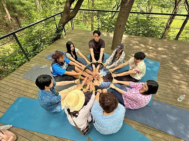'디지털 디톡스 산림치유 캠프'에 참여한 8인의 인플루언서. (진콘 제공)