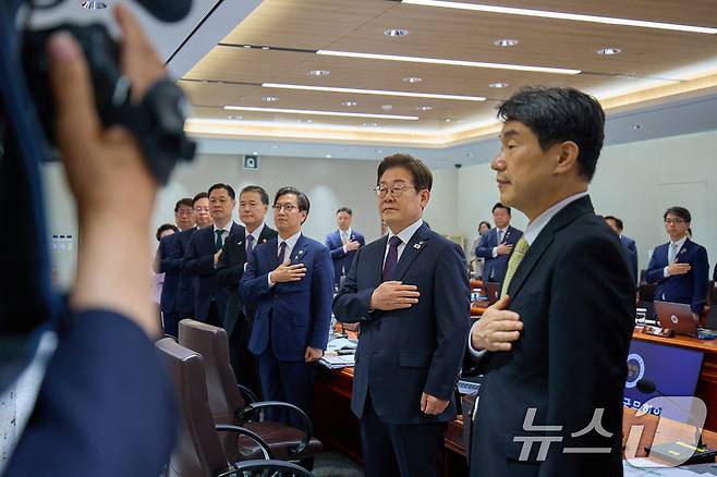 이재명 대통령이 10일 서울 용산구 대통령실 청사에서 열린 국무회의에서 국무위원들과 함께 국민의례를 하고 있다. (대통령실 제공. 재판매 및 DB 금지) 2025.6.10/뉴스1 ⓒ News1 허경 기자