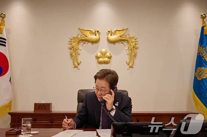 이재명 대통령이 10일 서울 용산구 대통령실 청사 집무실에서 시진핑 중국 국가주석과 전화 통화를 하고 있다. (대통령실 제공. 재판매 및 DB 금지) 2025.6.10/뉴스1 ⓒ News1 허경 기자