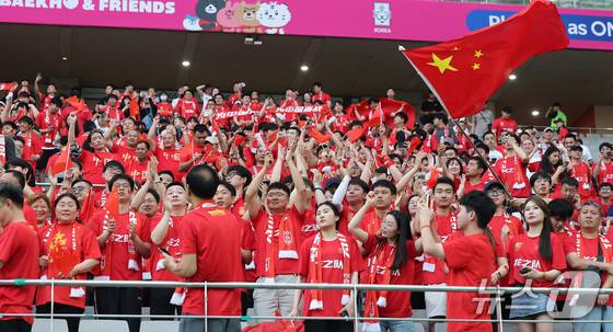 중국 국민들이 열과 성을 다해 응원하고 있지만 월드컵 진출이라는 꿈을 이루지 못하고 있다. 이번에는 아예 조 꼴찌로 끝날 판이다.