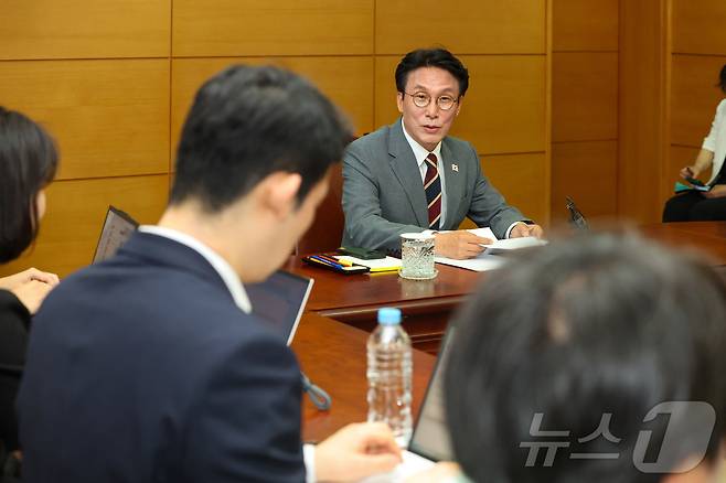 김민석 국무총리 후보자가 10일 오전 서울 종로구 통의동 금융감독연수원에 마련된 청문회 준비단 사무실에서 출입기자들과 간담회를 갖고 있다. (공동취재) 2025.6.10/뉴스1 ⓒ News1 임세영 기자