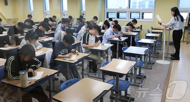 재수생들이 2026학년도 대학수학능력시험 6월 평가원 모의고사 시행일인 4일 오전 서울 양천구 종로학원 고사실에서 답안지를 작성하고 있다. (공동취재)/뉴스1 ⓒ News1 이승배 기자