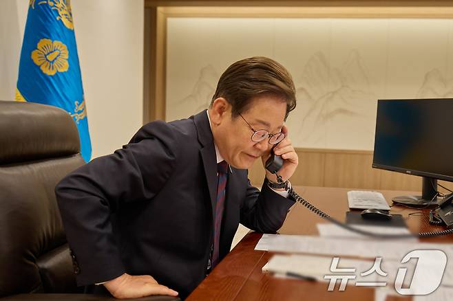 이재명 대통령이 10일 서울 용산구 대통령실 청사 집무실에서 시진핑 중국 국가주석과 전화 통화를 하고 있다. (대통령실 제공. 재판매 및 DB 금지) 2025.6.10/뉴스1 ⓒ News1 허경 기자