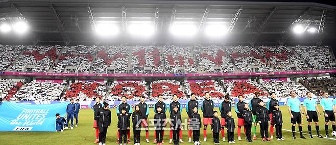 응원단이 25일 수원월드컵경기장에서 열린 2026 FIFA 북중미 월드컵 3차 예선 요르단과 경기 시작 전 카드섹션을 하고 있다.  2025. 3. 25. 수원 | 최승섭기자 thunder@sportsseoul.com