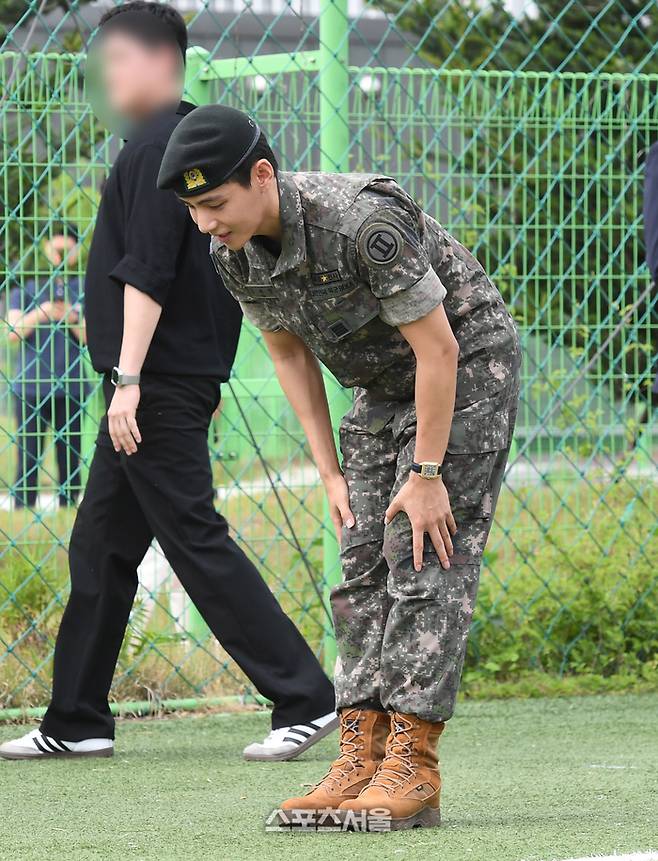 방탄소년단(BTS)의 뷔(김태형)가 10일 강원도 춘천시 신북읍 체육공원에서 진행된 전역 행사에서 팬들을 향해 고개 숙여 인사를 하고 있다. 춘천 | 박진업 기자 upandup@sportsseoul.com