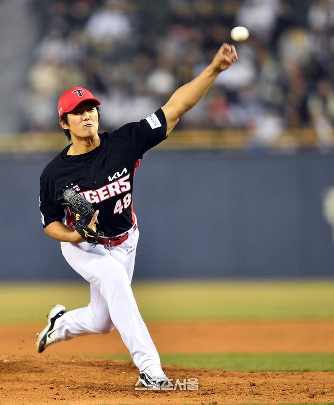 KIA 이의리가 잠실구장에서 열린 2024 KBO리그 두산전에 선발 등판해 역투하고 있다. 사진 | 스포츠서울DB
