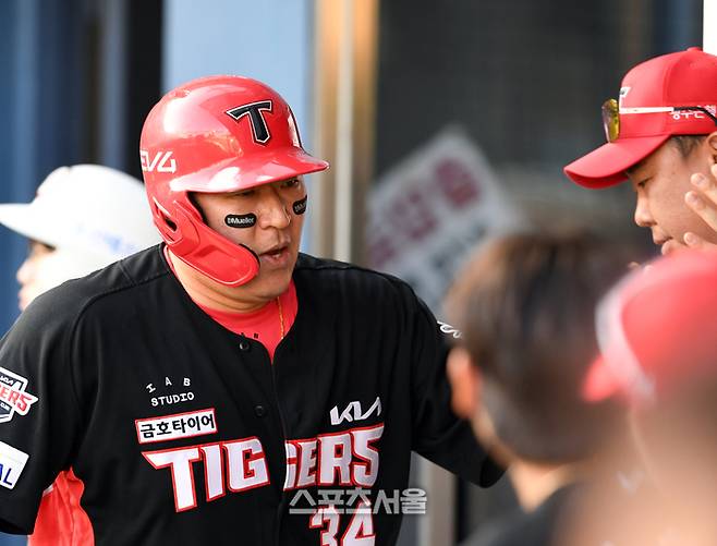 KIA 최형우(왼쪽)가 4일 잠실구장에서 열린 2025 KBO리그 두산과 경기 2회초 득점 후이범호 감독과 하이파이브를 하고 있다. 잠실 | 박진업 기자 upandup@sportsseoul.com