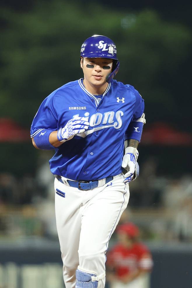 삼성 박병호가 10일 광주-기아 챔피언스 필드에서 열린 2025 KBO리그 KIA전에서 7회초 우중월 솔로포를 때린 후 베이스를 돌고 있다. 사진 | 삼성 라이온즈