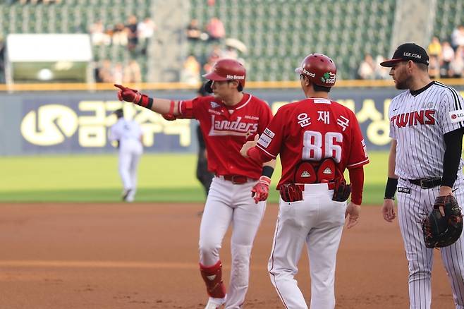 SSG 최지훈이 10일 서울 잠실구장에서 열린 2025 KBO리그 정규시즌 LG전서 안타를 치고 세리머니하고 있다. 사진 | SSG 랜더스
