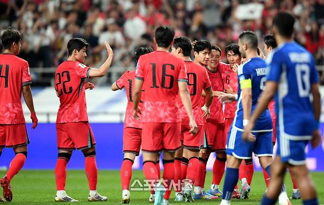 전진우가 10일 서울월드컵경기장에서 열린 2026 FIFA 북중미 월드컵 3차 예선 쿠웨이트와 경기에서 골을 넣은 후 환호하고 있다.  2025. 6. 10.