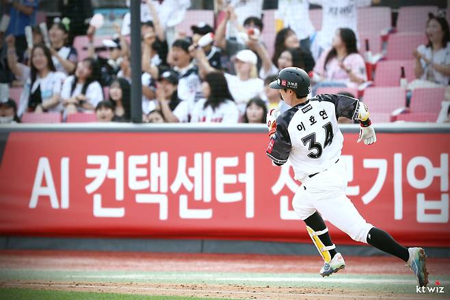 이호연이 1루를 향해 전력 질주하고 있다. 사진 | KT 위즈