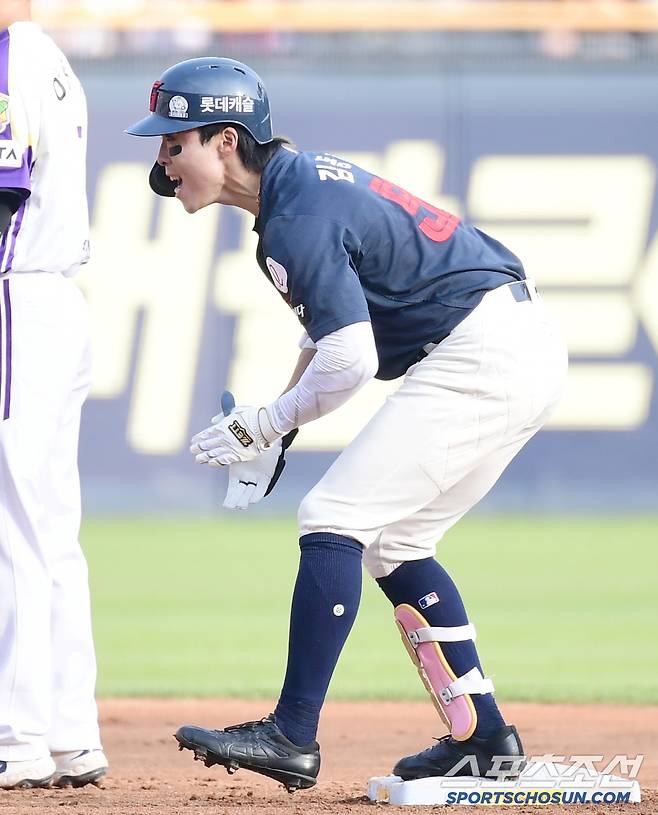 8일 잠실구장에서 열린 두산과 롯데의 경기. 4회초 2사 2루. 1타점 2루타를 날린 롯데 김동혁. 잠실=송정헌 기자songs@sportschosun.com/2025.06.08/