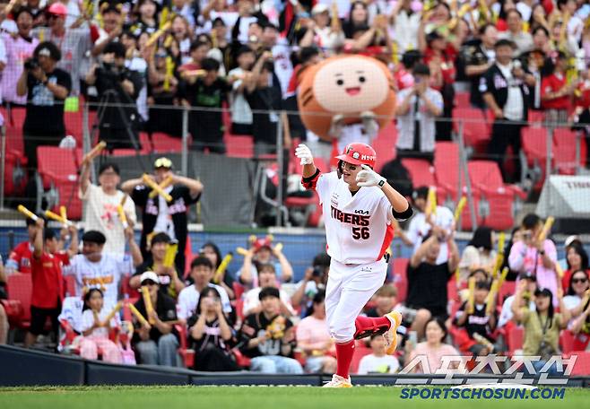 8일 광주 KIA챔피언스필드에서 열린 한화와 KIA의 경기, 1회말 1사 1루 KIA 오선우가 한화 폰세를 상대로 역전 2점홈런을 치고 기쁨을 나누고 있다. 광주=허상욱 기자wook@sportschosun.com/2025.06.08/