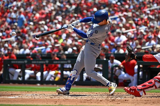 김혜성이 세인트루이스 우완 선발 마이클 맥그리브의 몸쪽 커터를 받아쳐 우익선상 3루타를 터뜨리고 있다. AFP연합뉴스