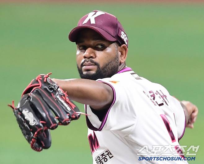 선발 투구하고 있는 키움 알칸타라.