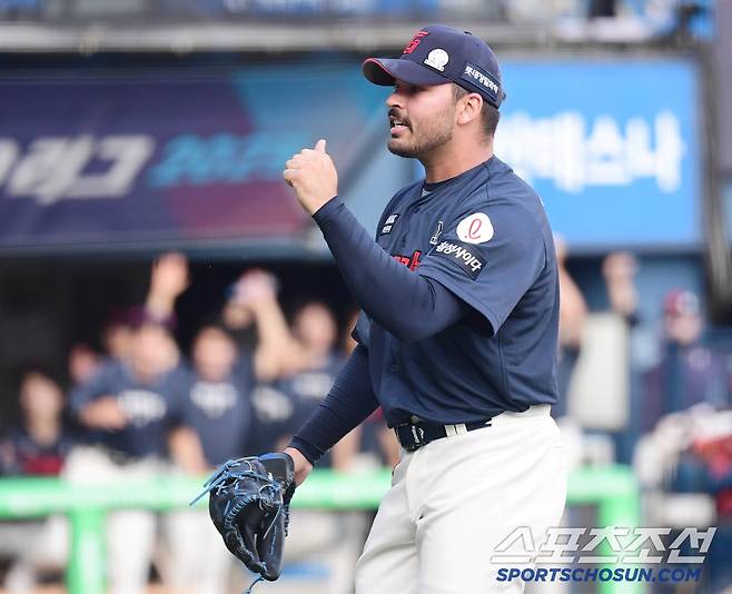 8일 잠실구장에서 열린 두산과 롯데의 경기. 5회말 2사 1, 2루. 실점 위기를 넘긴 롯데 선발 감보아. 잠실=송정헌 기자songs@sportschosun.com/2025.06.08/