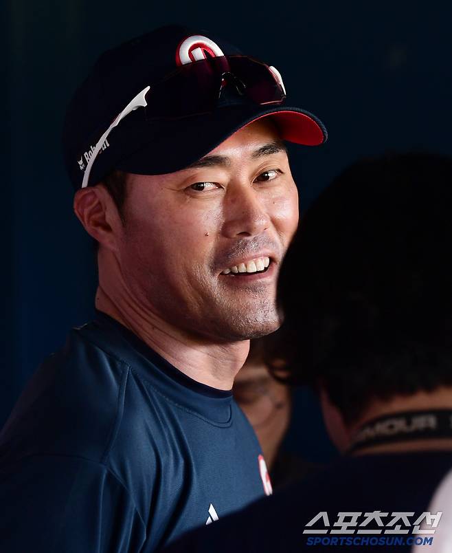 8일 잠실구장에서 열리는 두산과 롯데의 경기. 기자들의 질문에 답하고 있는 두산 조성환 감독대행. 잠실=송정헌 기자songs@sportschosun.com/2025.06.08/