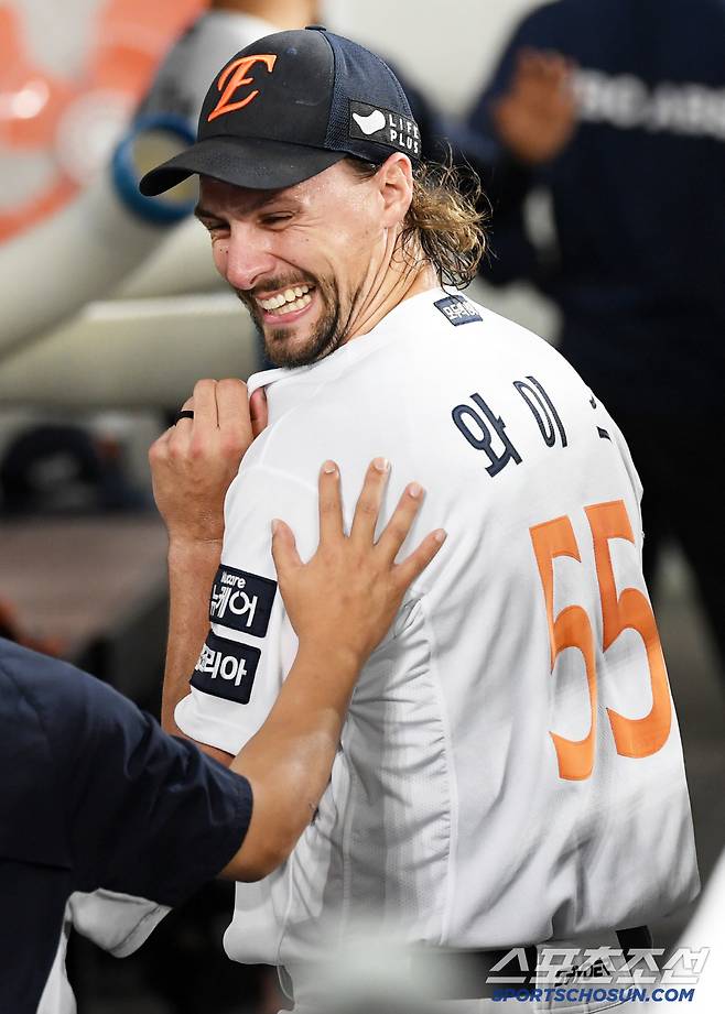 10일 대전 한화생명볼파크에서 열린 한화 이글스와 두산 베어스의 경기. 7이닝 무실점 호투를 펼친 한화 와이스가 미소 짓고 있다. 대전=박재만 기자 pjm@sportschosun.com/2025.06.10/
