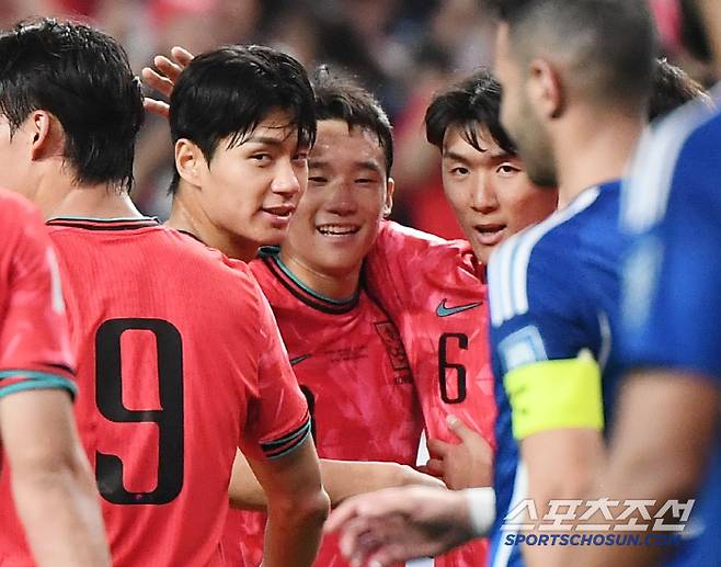 10일 서울월드컵경기장에서 열린 대한민국과 쿠웨이트의 2026년 북중미월드컵 아시아 3차예선 B조 최종전. 전진우(왼쪽)가 선제골을 넣은 후 어시스트를 한 황인범과 함께 환호하고 있다. 상암=정재근 기자 cjg@sportschosun.com/2025.6.10/