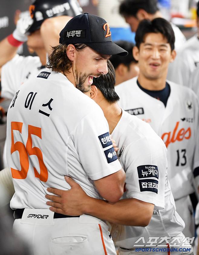 10일 대전 한화생명볼파크에서 열린 한화 이글스와 두산 베어스의 경기. 7이닝 무실점 호투를 펼친 한화 와이스가 동료들과 포옹을 하고 있다. 대전=박재만 기자 pjm@sportschosun.com/2025.06.10/