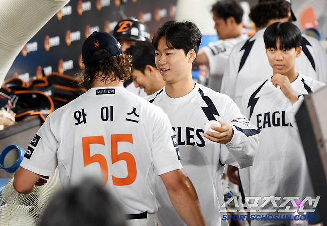 10일 대전 한화생명볼파크에서 열린 한화 이글스와 두산 베어스의 경기. 7이닝 무실점 호투를 펼친 한화 와이스가 동료들과 포옹을 하고 있다. 대전=박재만 기자 pjm@sportschosun.com/2025.06.10/