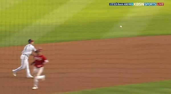 송구 실책을 기록하는 김주성. ⓒTVING