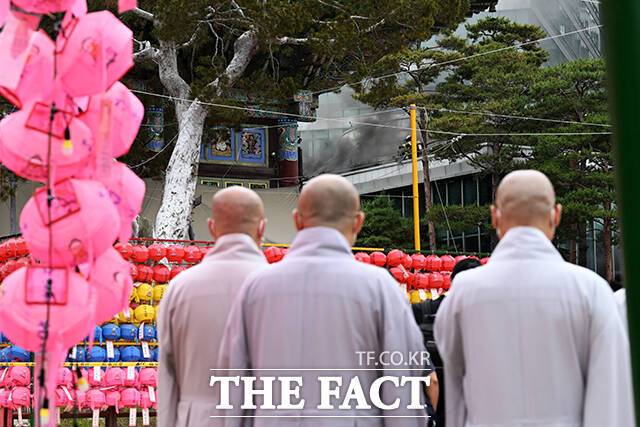 10일 오전 10시 22분께 서울 종로구 수송동 조계사 옆 한국불교역사문화기념관에서 불이 난 가운데 스님들이 화재 현장을 지켜보고 있다. /서예원 기자